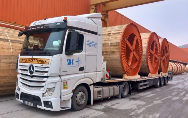 Transport von Kabelrolle aus Holz