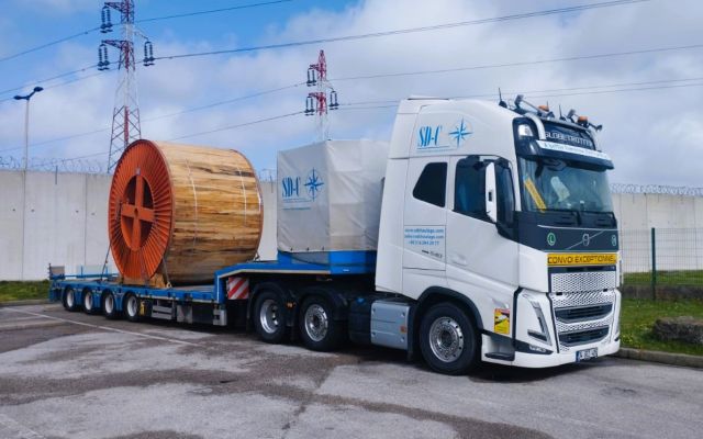 Transport von Kabelrolle aus Holz