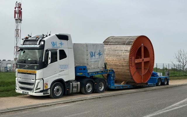 Transport von Kabelrolle aus Holz