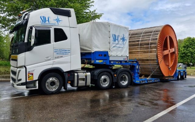 Transport von Kabelrolle aus Holz