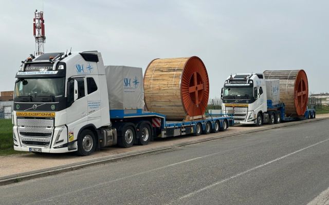 Transport von Kabelrolle aus Holz