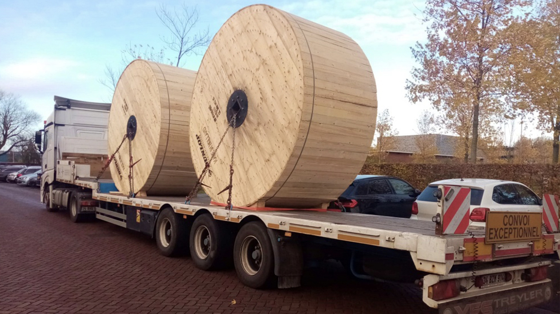 Transport von Kabelrolle aus Holz 