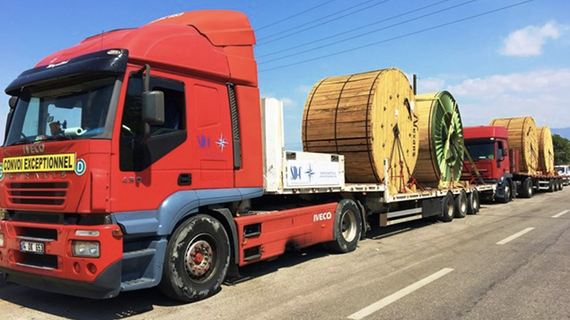 Transport von Kabelrolle aus Holz 