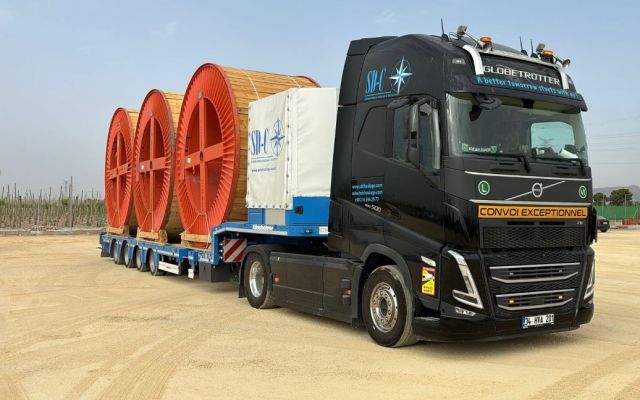 Transport von Kabelrolle aus Holz