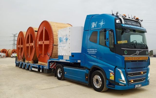 Transport von Kabelrolle aus Holz