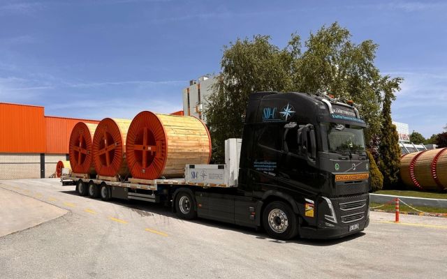 Transport von Kabelrolle aus Holz